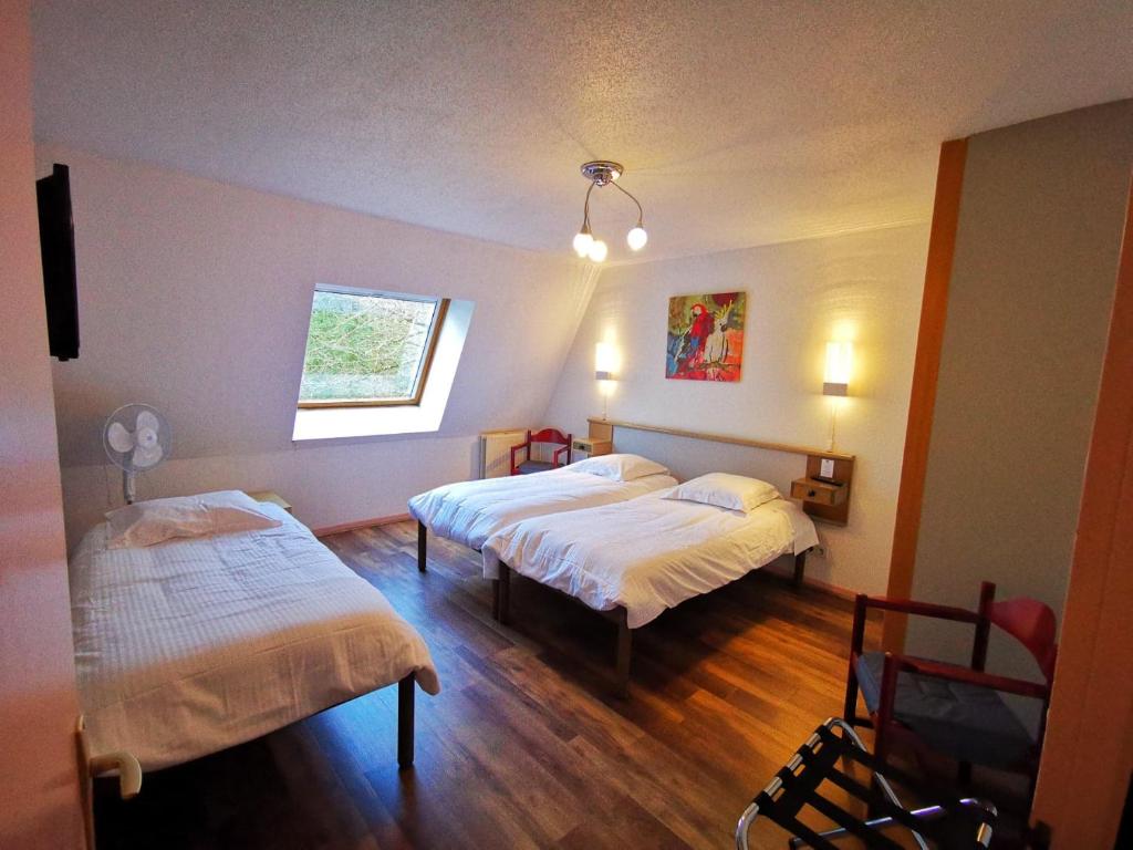Cette chambre comprend 2 lits et une fenêtre. dans l'établissement Residence Des Sources, à Amnéville