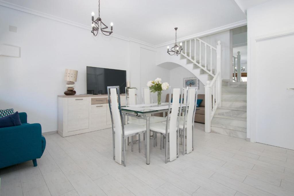 - une cuisine et une salle à manger avec une table et des chaises dans l'établissement 077 Hidden Paradise - Alicante Holiday, à La Mata
