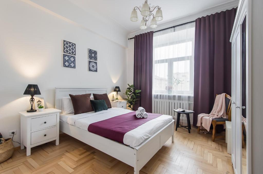 sypialnia z dużym białym łóżkiem i oknem w obiekcie GMApartments 3 nice bedrooms at Tverskaya w Moskwie
