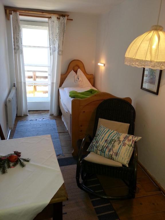 Postel nebo postele na pokoji v ubytování Gasthof Simony Hallstatt B&B