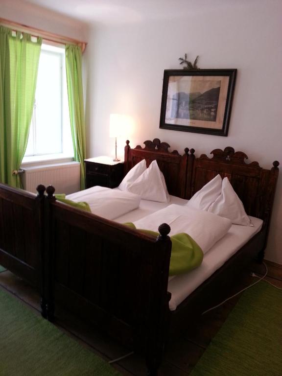 Postel nebo postele na pokoji v ubytování Gasthof Simony Hallstatt B&B