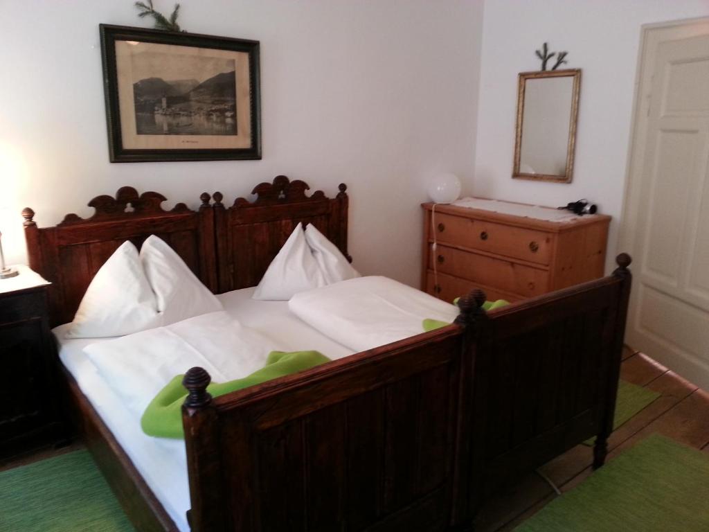 Postel nebo postele na pokoji v ubytování Gasthof Simony Hallstatt B&B