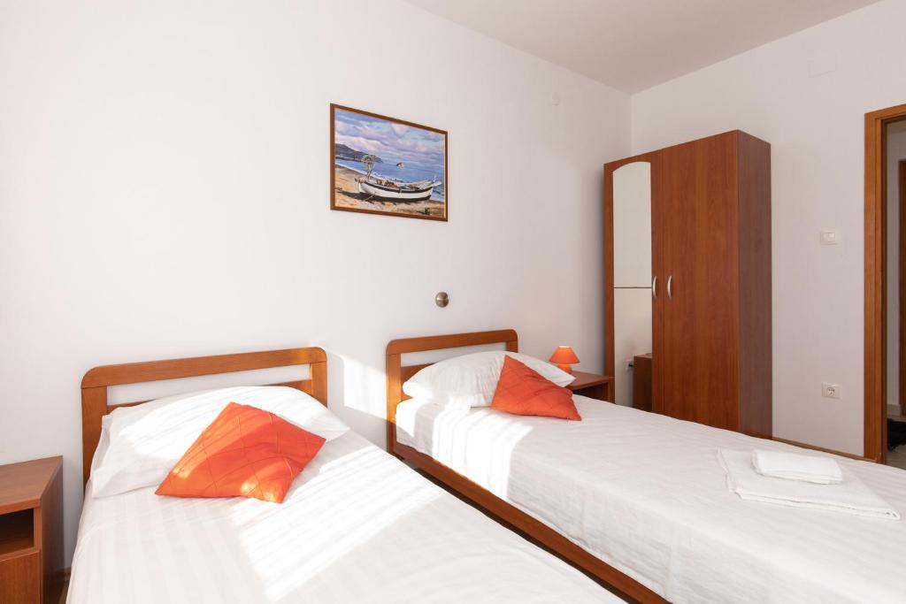 Posteľ alebo postele v izbe v ubytovaní Apartments with pool Ivana Krk