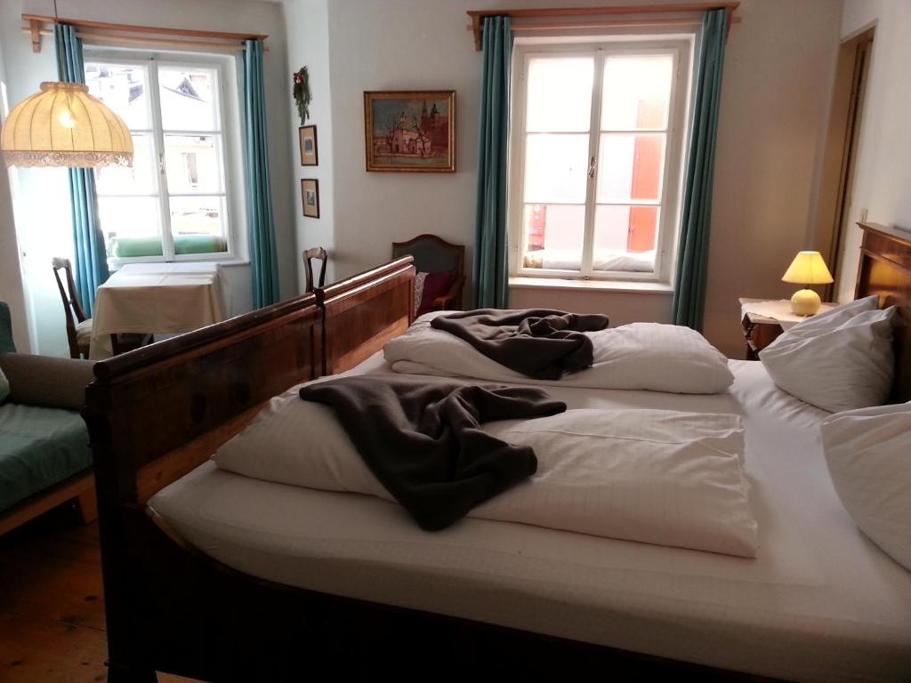 Postel nebo postele na pokoji v ubytování Gasthof Simony Hallstatt B&B