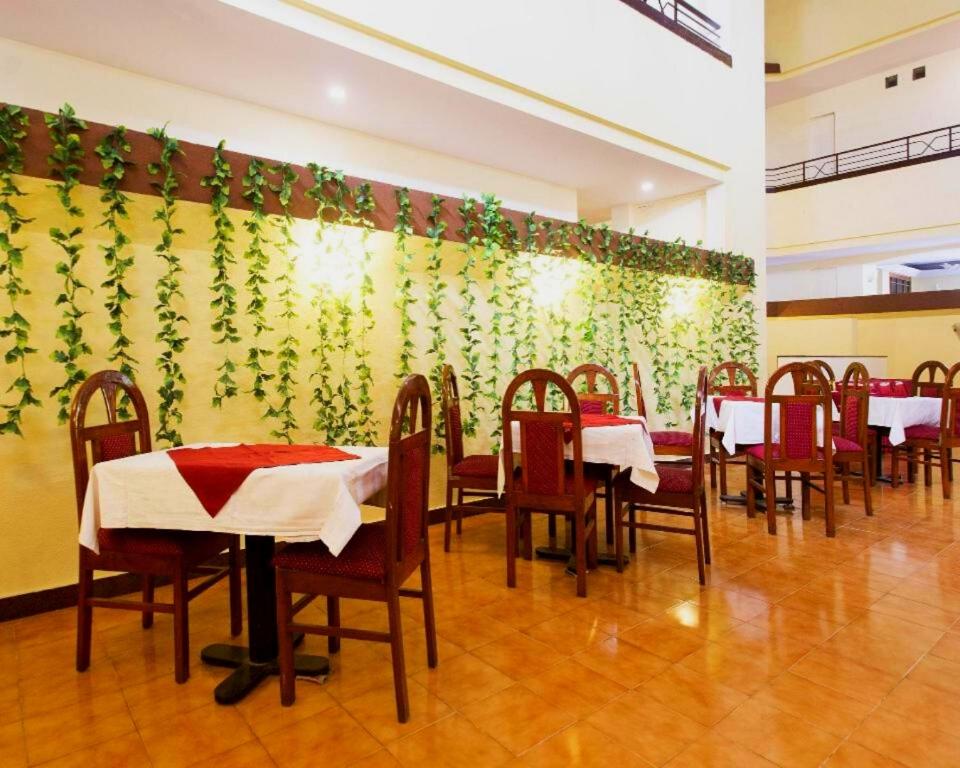Restaurace v ubytování The Dhanhills - a valley view hotel in panchgani