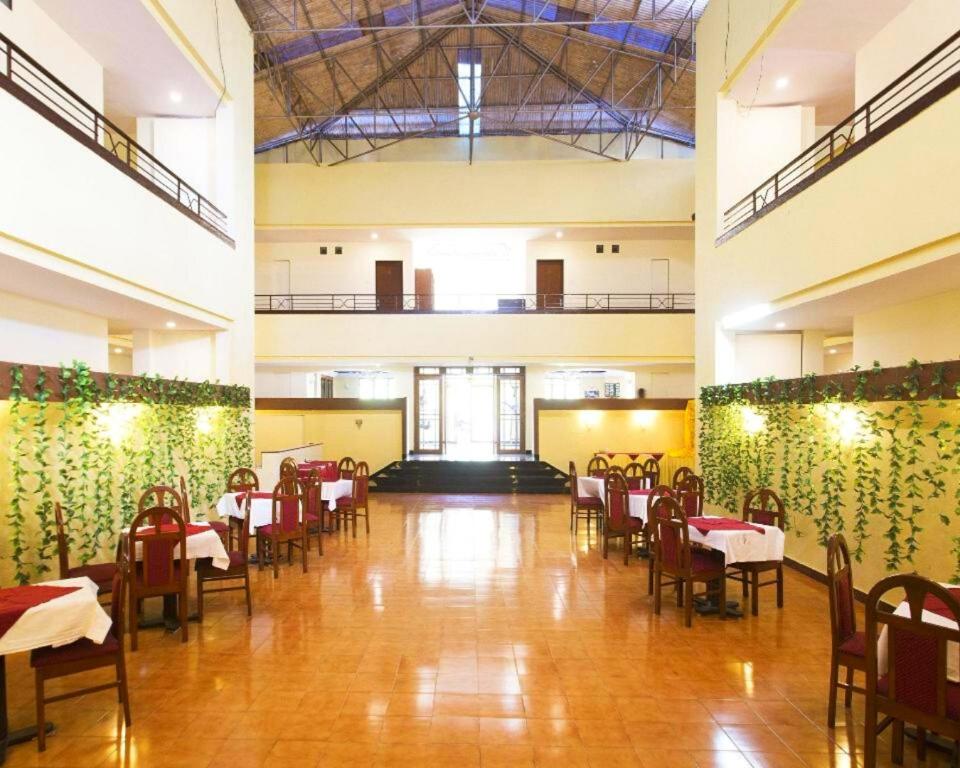Restaurace v ubytování The Dhanhills - a valley view hotel in panchgani