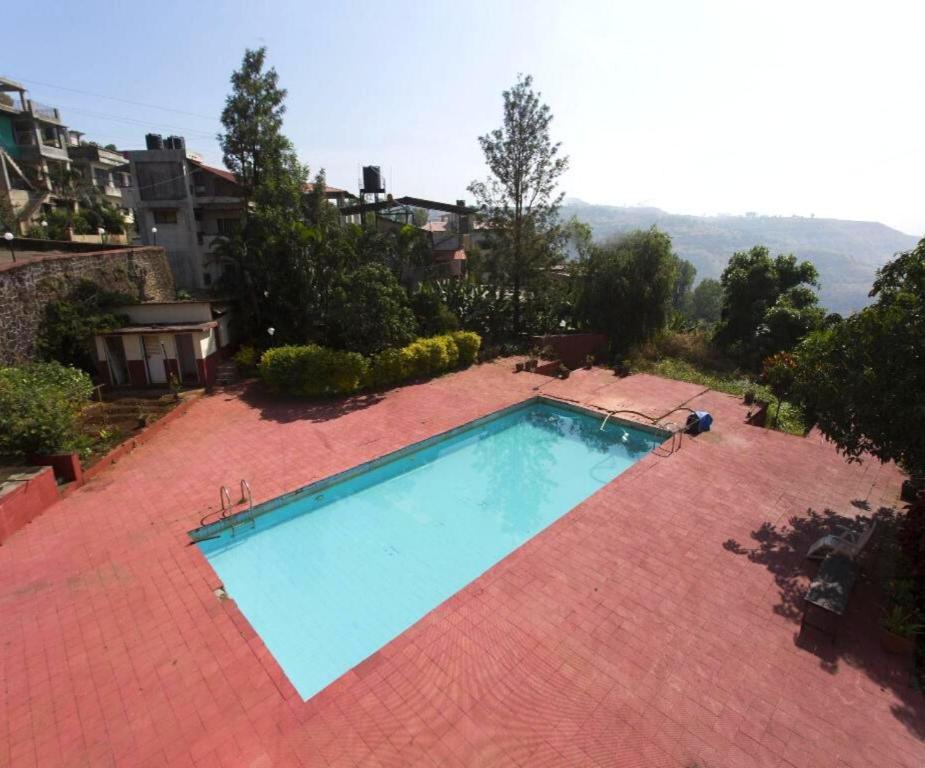 Bazén v ubytování The Dhanhills - a valley view hotel in panchgani nebo v jeho okolí