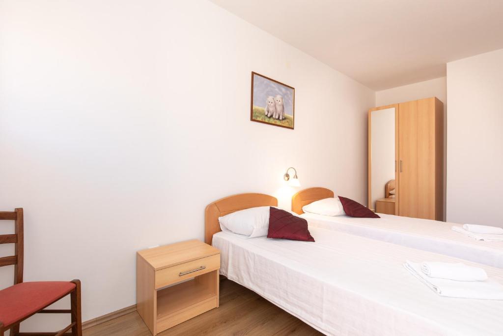 Posteľ alebo postele v izbe v ubytovaní Apartments with pool Ivana Krk