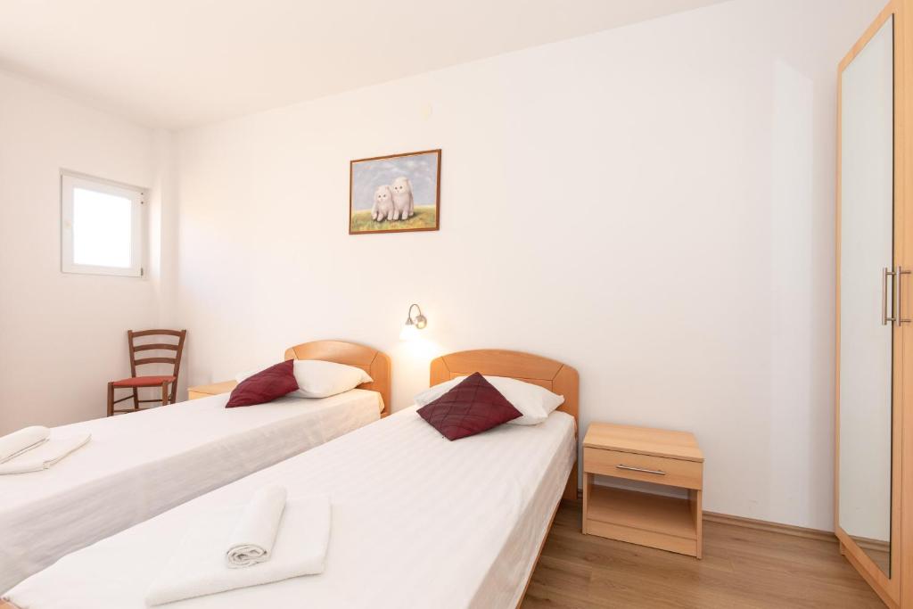 Posteľ alebo postele v izbe v ubytovaní Apartments with pool Ivana Krk