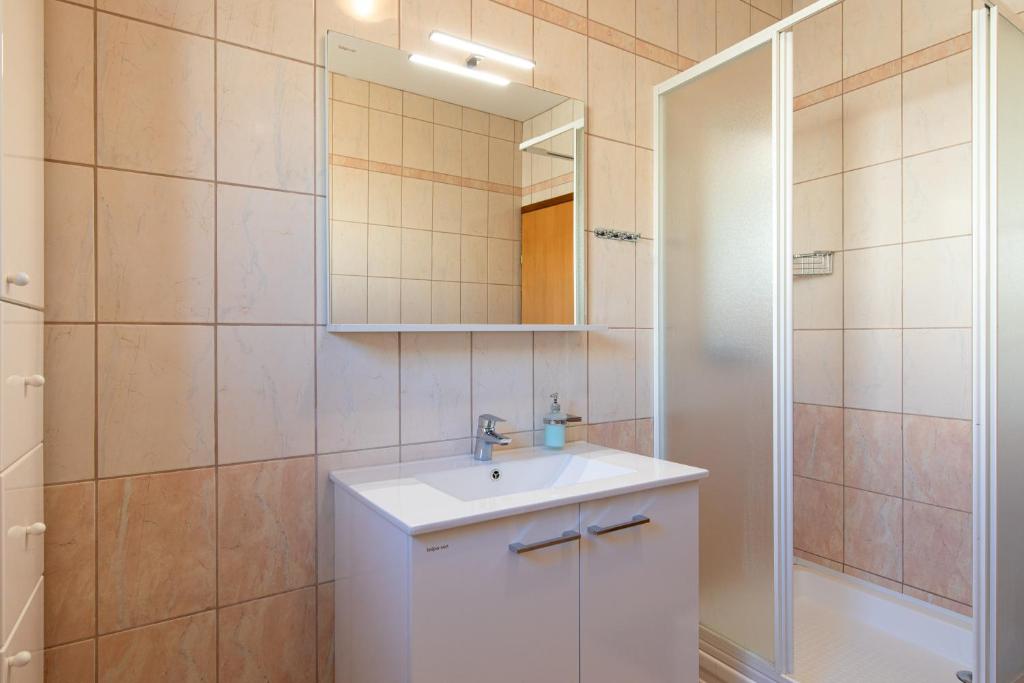 Kúpeľňa v ubytovaní Apartments with pool Ivana Krk
