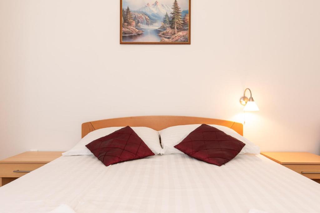 Posteľ alebo postele v izbe v ubytovaní Apartments with pool Ivana Krk