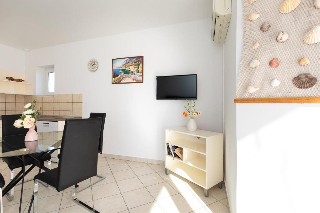 Televízia a/alebo spoločenská miestnosť v ubytovaní Apartments with pool Ivana Krk