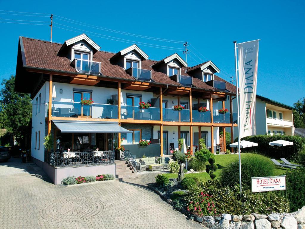 een groot gebouw met een bord ervoor bij Hotel Diana in Pörtschach am Wörthersee