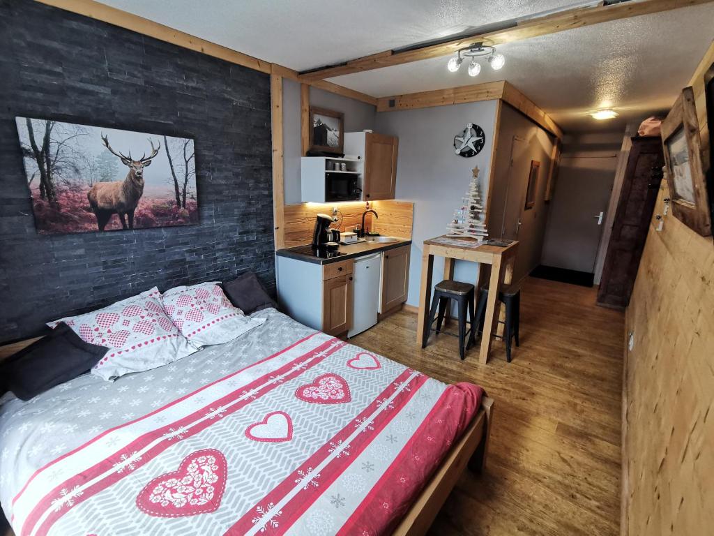 Dormitorio con cama con ciervo en la pared en La Cabane en Chamonix-Mont-Blanc