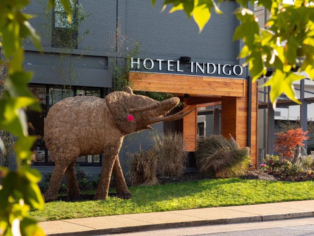uma estátua de um elefante em frente a um hotel indoco em Hotel Indigo Chattanooga - Downtown, an IHG Hotel em Chattanooga