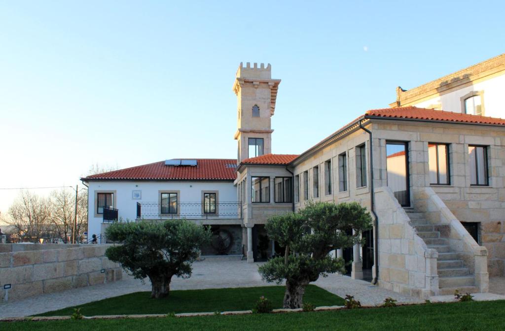 un edificio con una torre de reloj encima en Casa da Torre - Viseu en Viseu