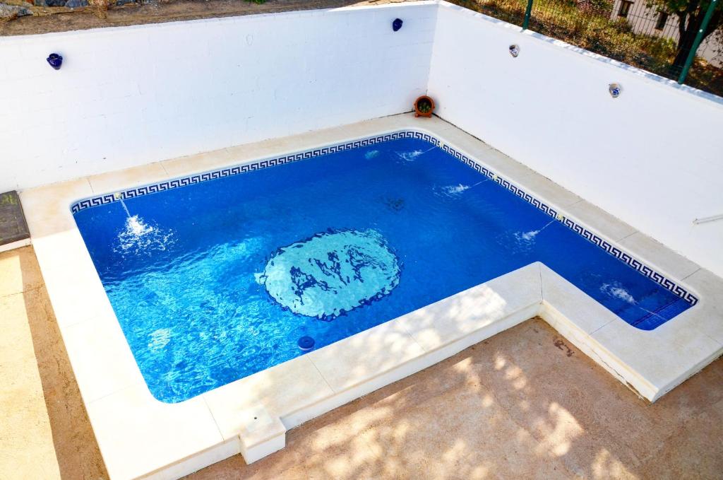 uma vista superior de uma piscina em Casa Rural Aya I em Linares de la Sierra
