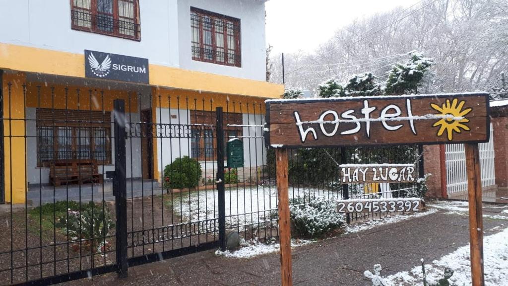 Nespecifikovaný výhled na hory nebo výhled na hory při pohledu z hostelu