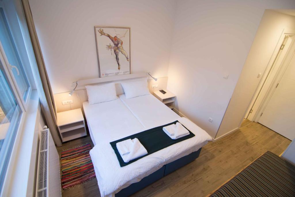 Staza Resort في بييلاشنيتسا: غرفة نوم صغيرة مع سرير مع وسادتين