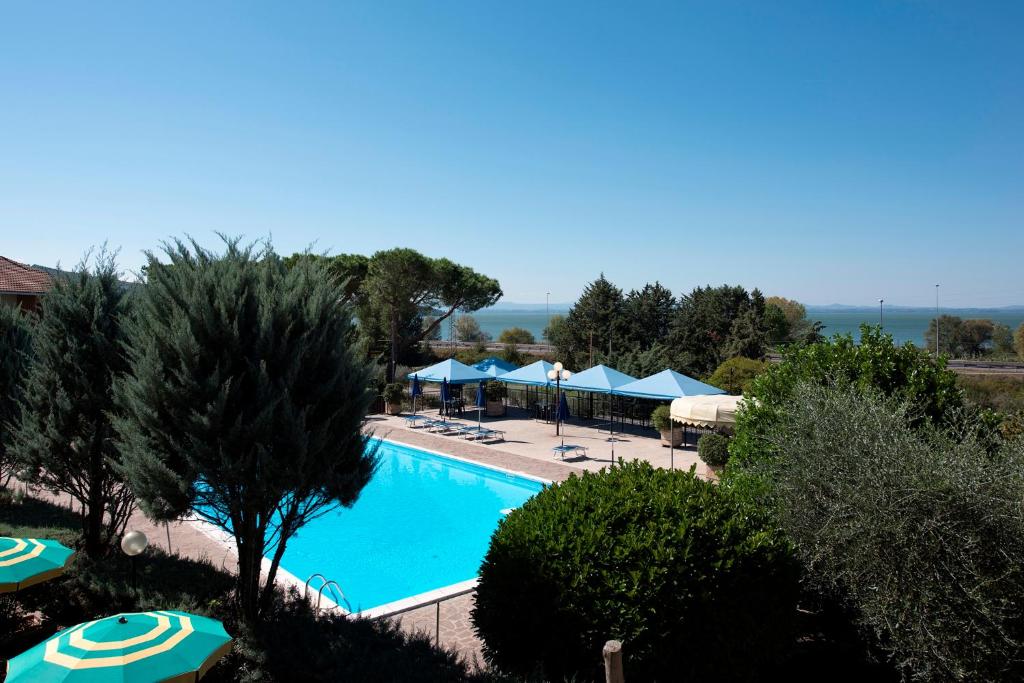 an overhead view of a swimming pool with umbrellas at Hotel Ristorante Il Gabbiano in Passignano sul Trasimeno