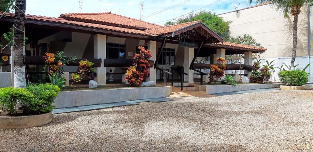 a house with flowers in the front of it at Pousada Portal in São Pedro