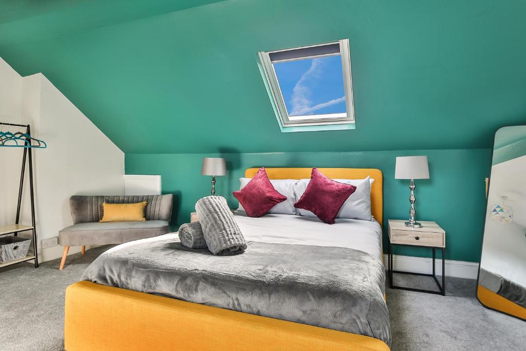 1 dormitorio con cama y pared azul en Hidden Gem-Open To Book-Super Location, en Sheffield