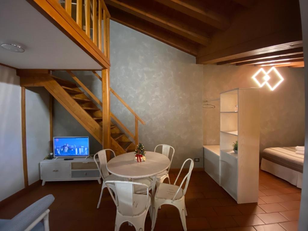 ein Esszimmer mit einem Tisch, Stühlen und einem Bett in der Unterkunft CENTROLAGO in Lecco