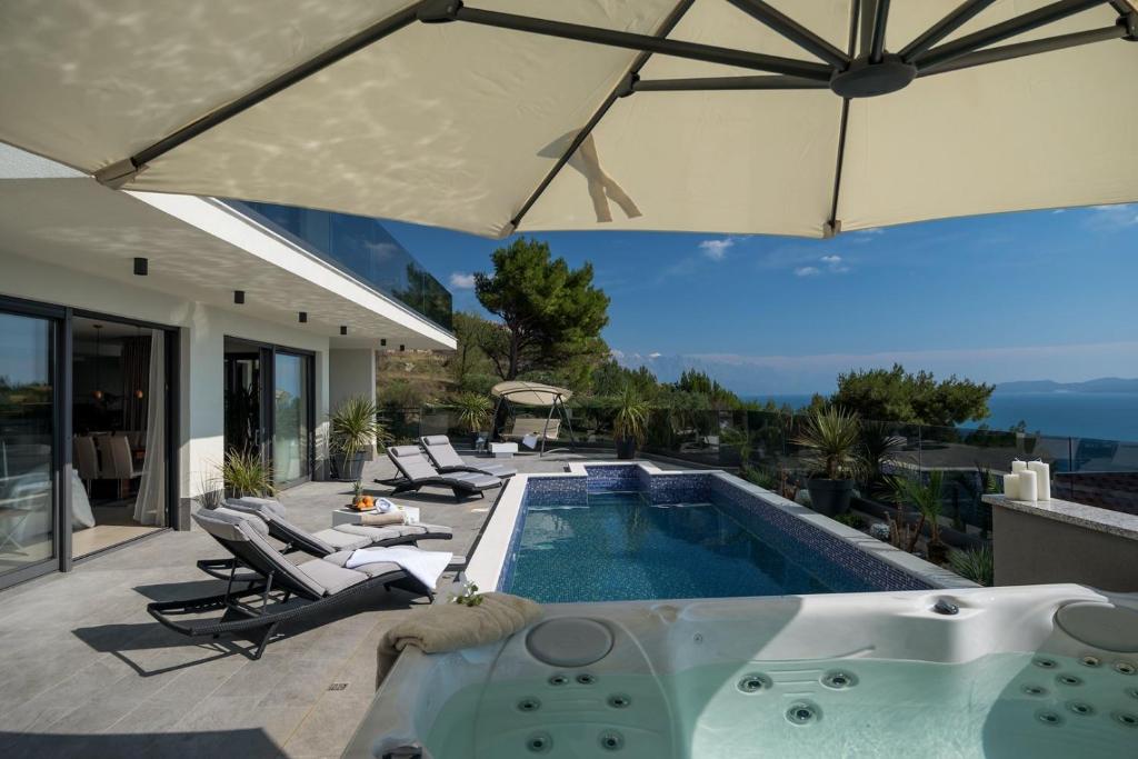 Bazén v ubytovaní Luxury Villa Happiness Private Pool, Jacuzzi, Sauna & Gym Near the Beach alebo v jeho blízkosti