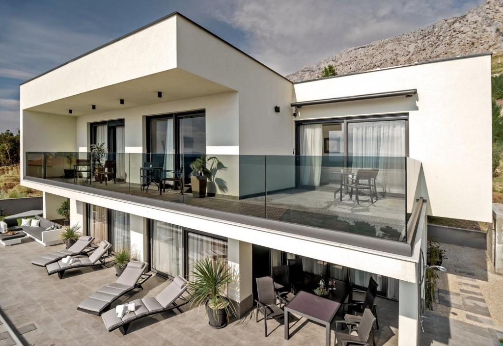 Balkón alebo terasa v ubytovaní Luxury Villa Happiness Private Pool, Jacuzzi, Sauna & Gym Near the Beach