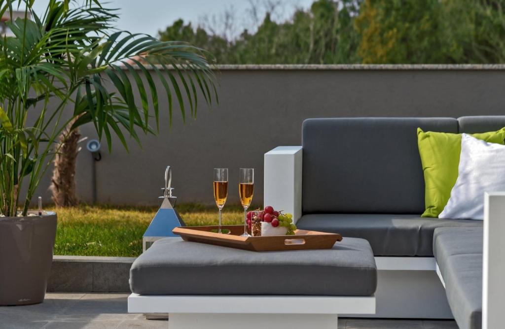 Posedenie v ubytovaní Luxury Villa Happiness Private Pool, Jacuzzi, Sauna & Gym Near the Beach