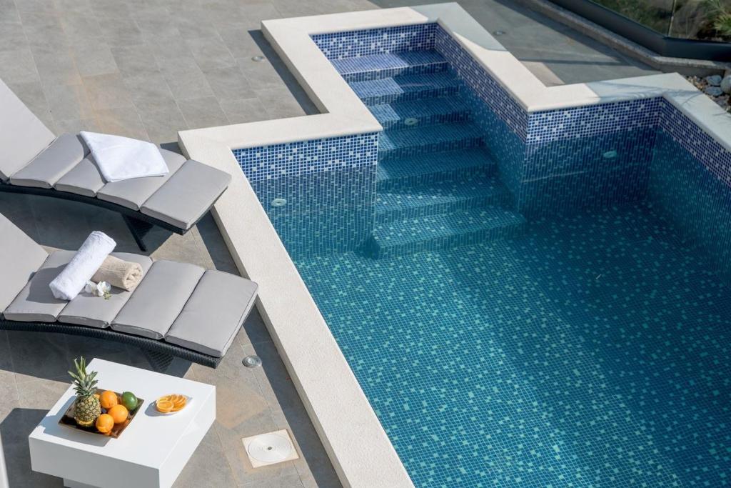 Bazén v ubytovaní Luxury Villa Happiness Private Pool, Jacuzzi, Sauna & Gym Near the Beach alebo v jeho blízkosti