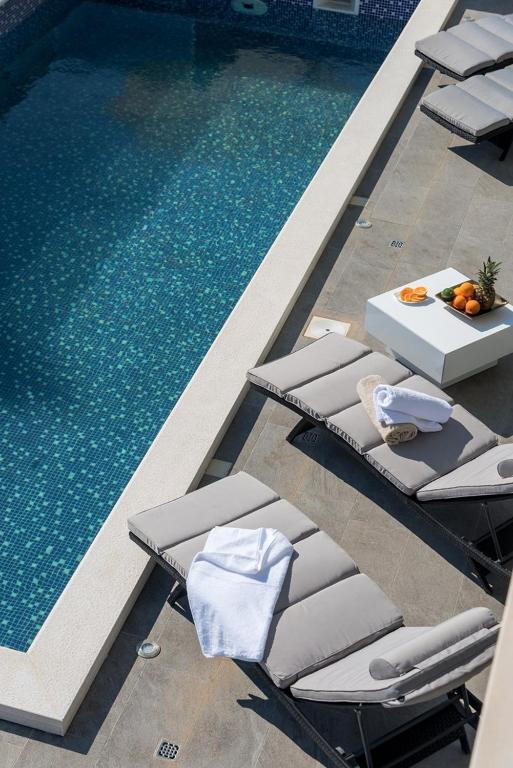 Bazén v ubytovaní Luxury Villa Happiness Private Pool, Jacuzzi, Sauna & Gym Near the Beach alebo v jeho blízkosti