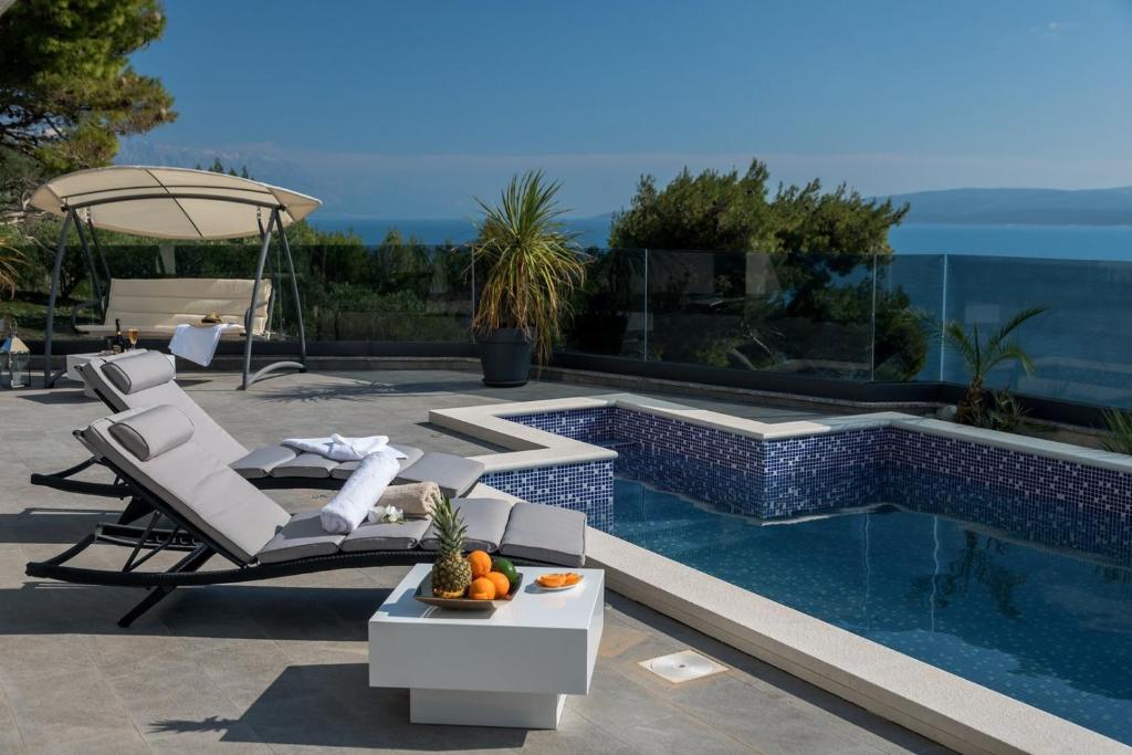 Bazén v ubytovaní Luxury Villa Happiness Private Pool, Jacuzzi, Sauna & Gym Near the Beach alebo v jeho blízkosti
