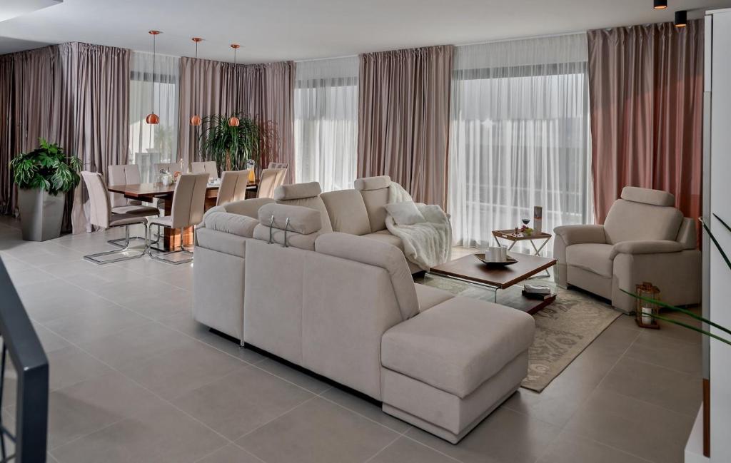 Posedenie v ubytovaní Luxury Villa Happiness Private Pool, Jacuzzi, Sauna & Gym Near the Beach