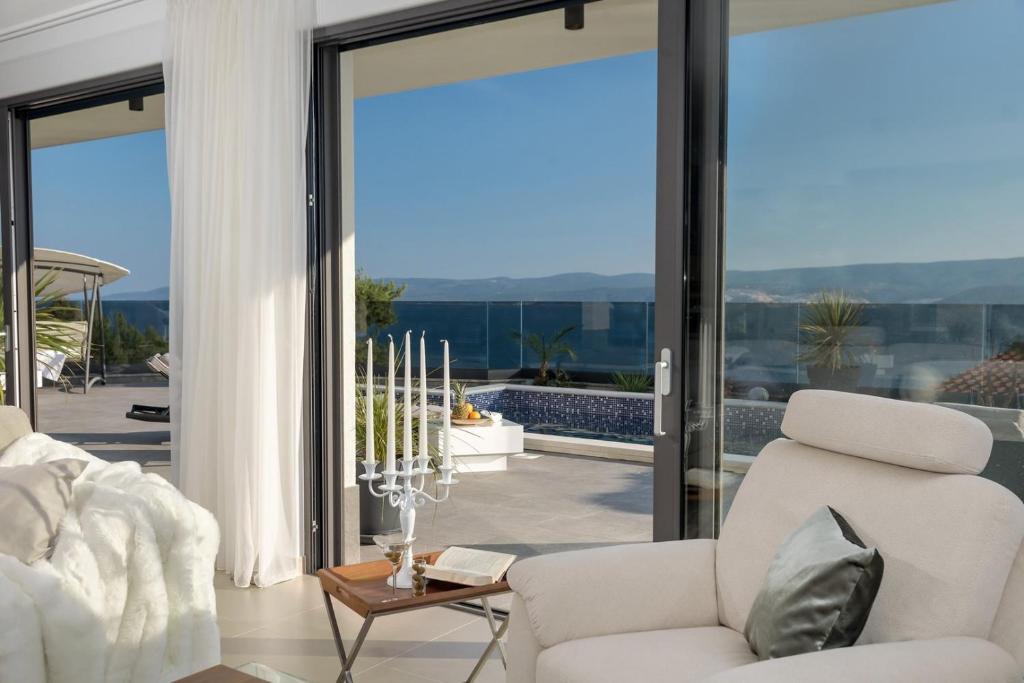 Posedenie v ubytovaní Luxury Villa Happiness Private Pool, Jacuzzi, Sauna & Gym Near the Beach