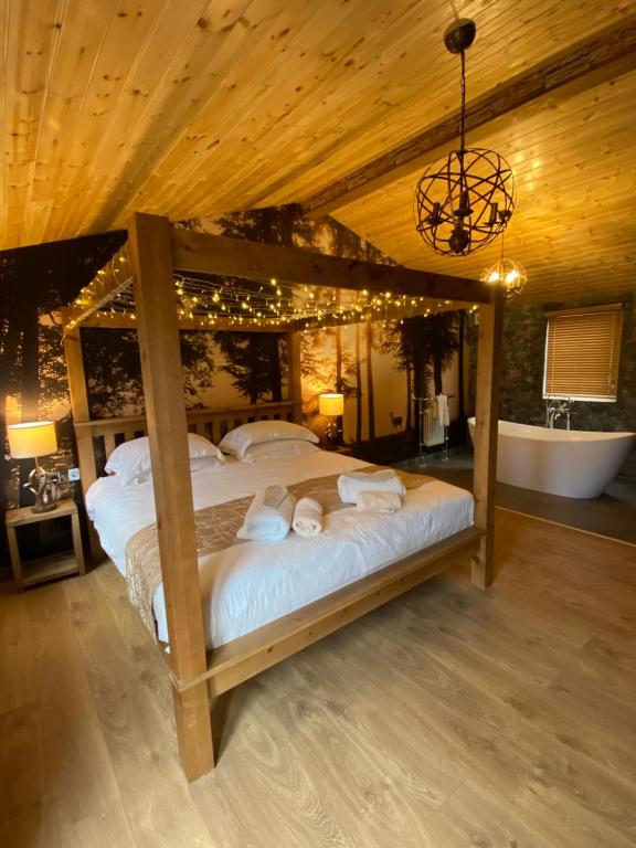 מיטה או מיטות בחדר ב-Roe Lodge at Owlet Hideaway - with Hot Tub, Near York