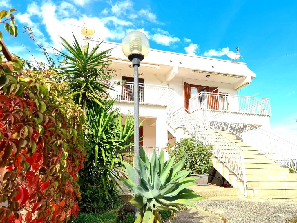 アルカモ・マリーナにあるCasa Vacanze Sea-Lifeの階段と植物が目の前にある白い家