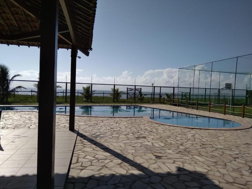 een zwembad met een hek eromheen bij Beira Mar Maria Farinha in Paulista