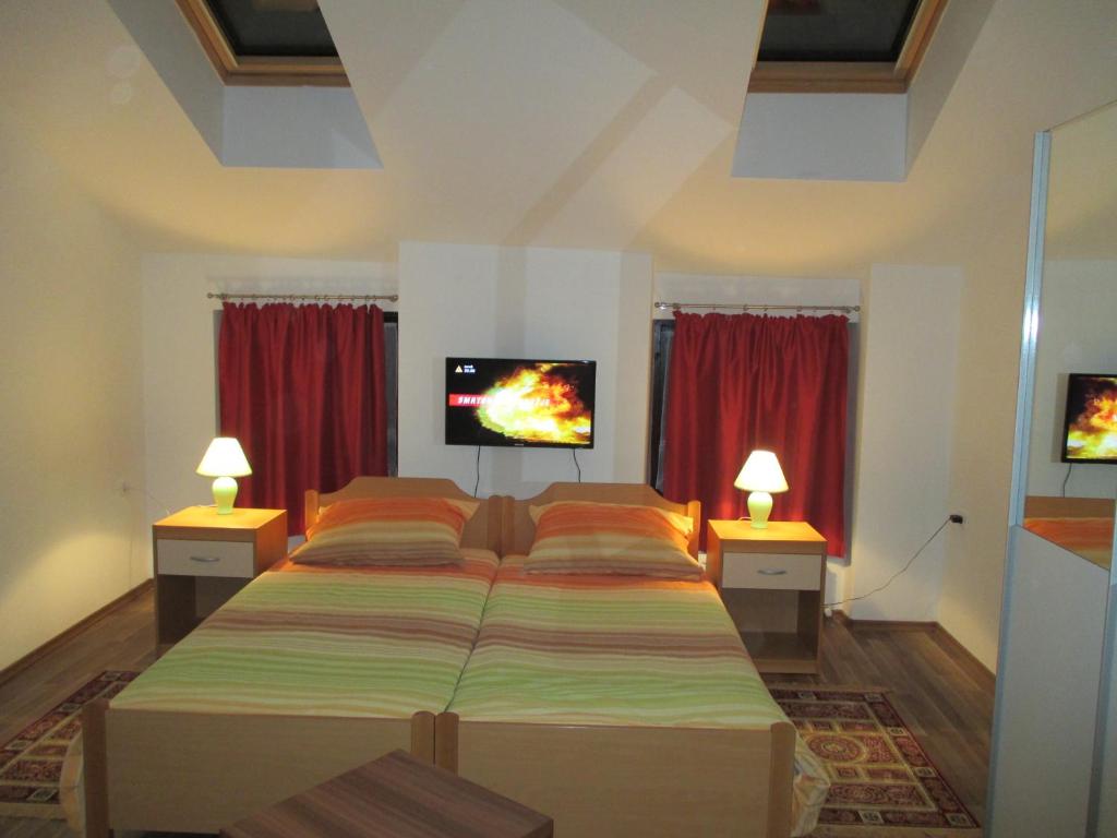 1 dormitorio con 2 camas y TV de pantalla plana en Studio Brnat en Kobarid