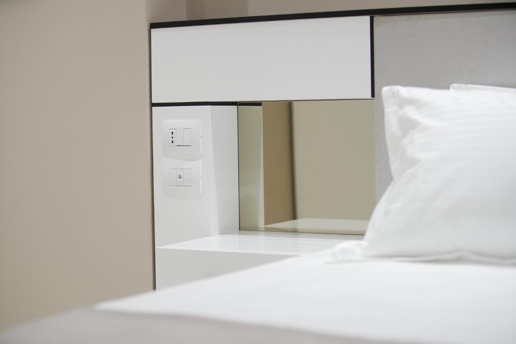 Postel nebo postele na pokoji v ubytování Admiral Hotel