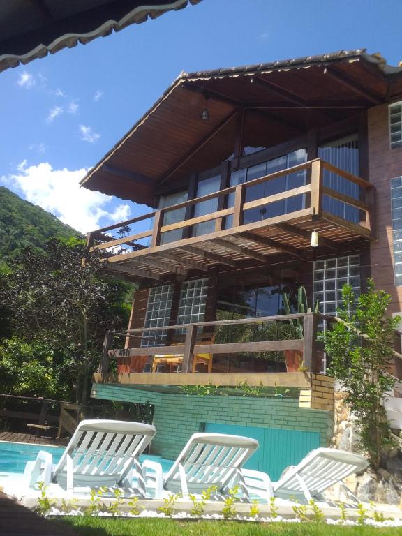 a group of chairs sitting in front of a house at Belo recanto in Niterói