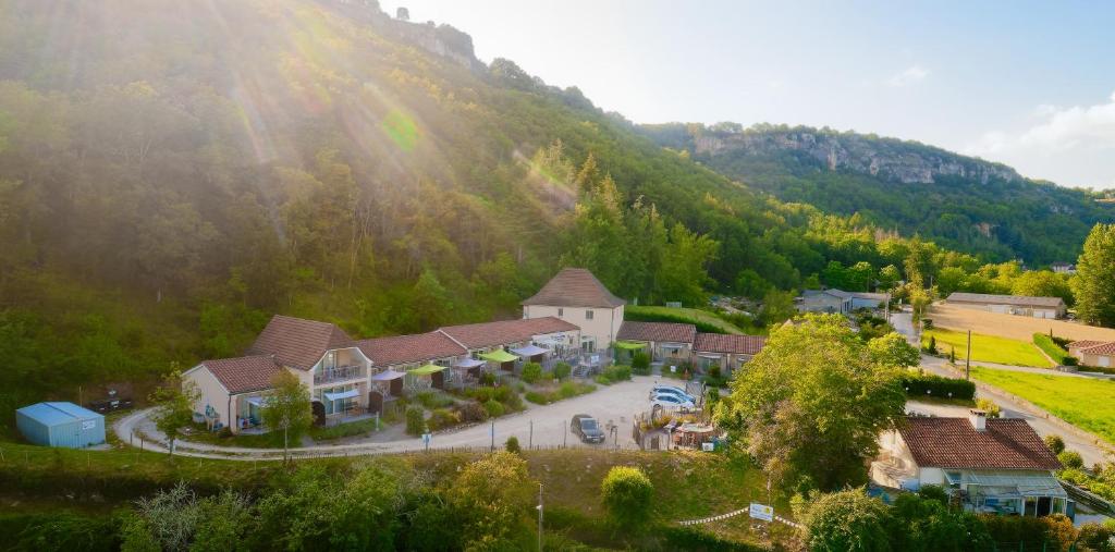 - une vue aérienne sur un village dans une montagne dans l'établissement Hotel La Peyrade, à Cajarc