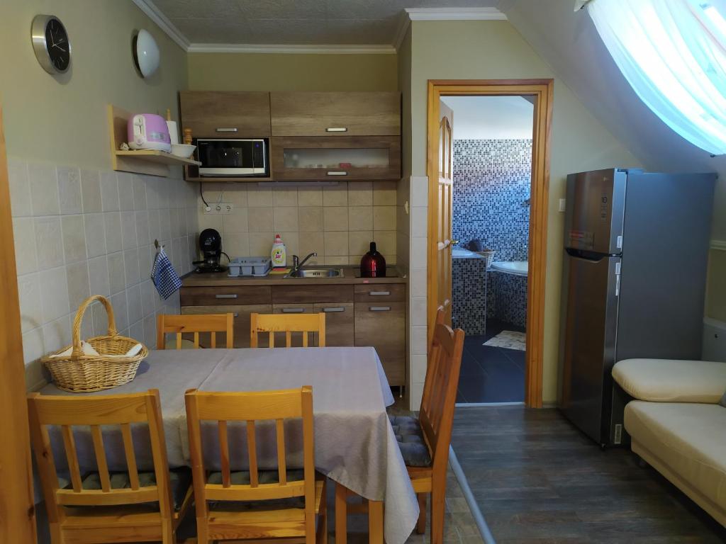Kuchyň nebo kuchyňský kout v ubytování Bóbita Apartmanház