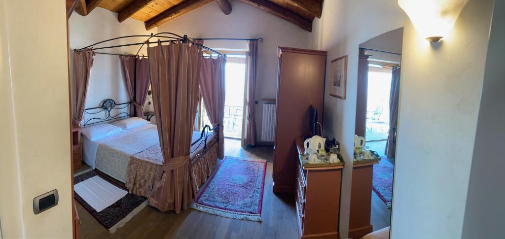 um quarto com uma cama de dossel num quarto em LA SISMONDA em Rodello