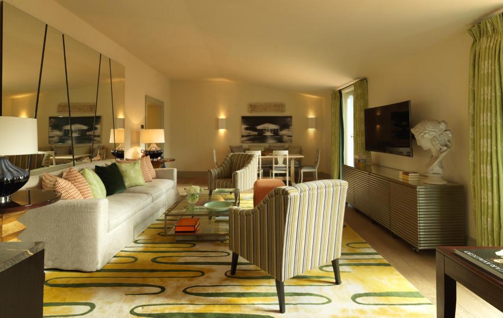 TV a/nebo společenská místnost v ubytování Rocco Forte Hotel De Russie
