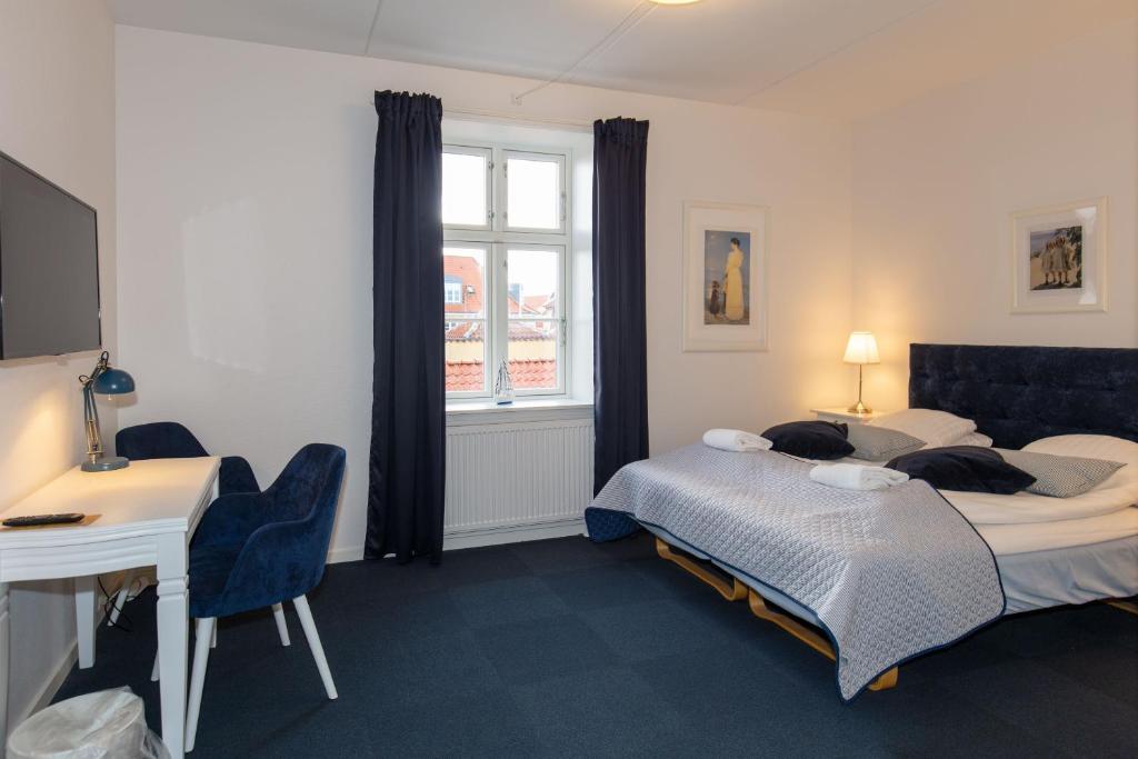 Postel nebo postele na pokoji v ubytování Skagen Hotel