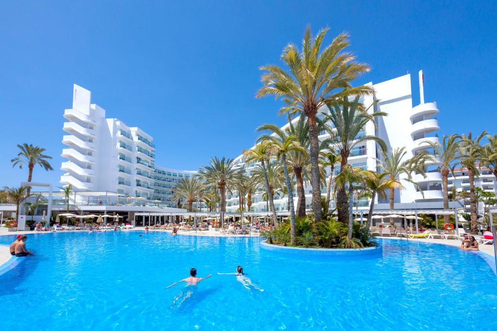 Bazén v ubytování Hotel Riu Papayas - All Inclusive nebo v jeho okolí