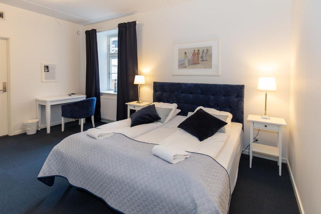 Postel nebo postele na pokoji v ubytování Skagen Hotel