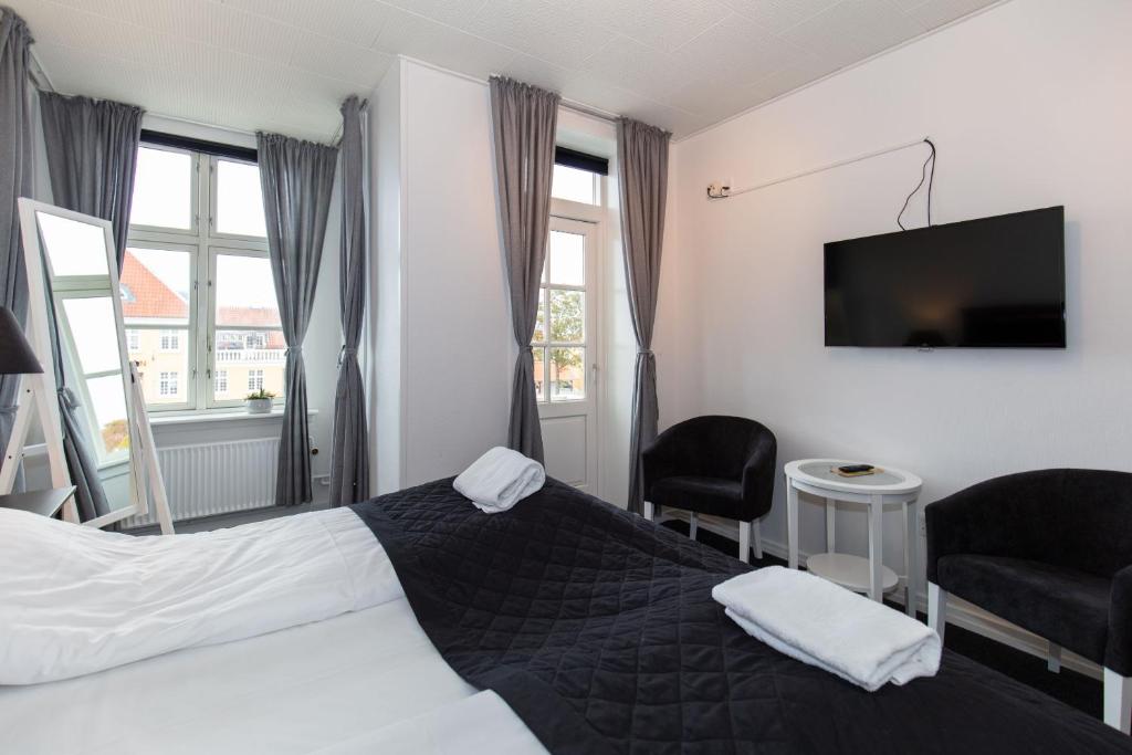 Postel nebo postele na pokoji v ubytování Skagen Hotel