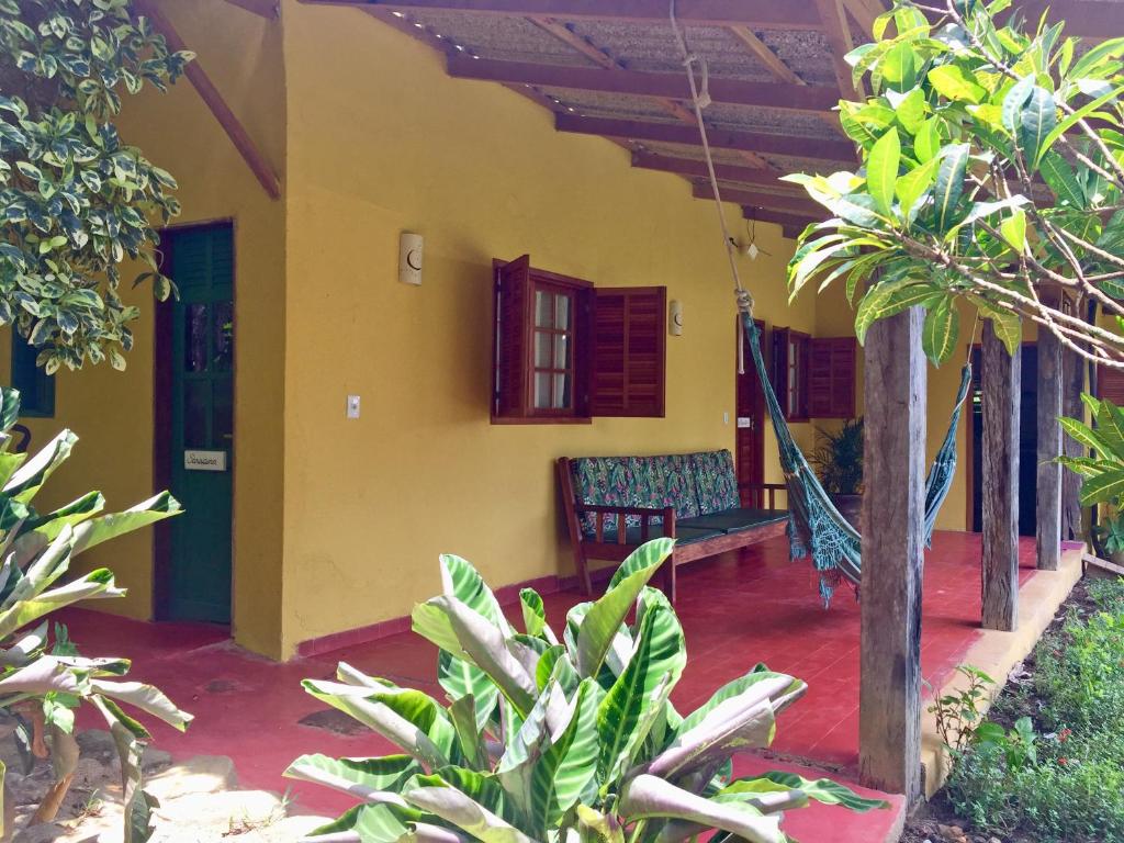 un porche de una casa con una silla en Mundo da lua, en Abraão